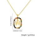 Pendente dorato lettera W con zirconi colorati e dimensioni mostrate su fondo bianco - Lettera W / Oro