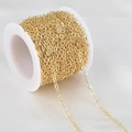 Macro di una catena a maglie placcata oro 18K per gioielli fai-da-te su rocchetto bianco - SF245 (2mm) / Colore Oro 18K (Catena a O)