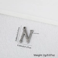 Ciondolo lettera N in acciaio argento con trama a corteccia e misure del prodotto - Argento N