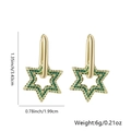 Detalle de aretes de estrella dorada de 3,43cm con circonitas verdes en fondo blanco - Estrella de Cinco Puntas con Circonia Verde (Estilo E)