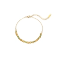 Détail du bracelet chaîne en perles dorées avec pierres cubiques vertes et fermoir mousqueton - Style de pierre cylindrique verte (B2157-G)