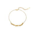 Détail d'un bracelet doré avec perles blanches en pierre naturelle et fermoir mousqueton - Style de pierre carrée claire blanche (B2159-W)