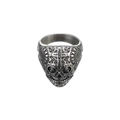 Macro di un anello a teschio punk con dettaglio a croce e finitura in argento ossidato - Stile Teschio con Croce (R710)