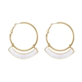 Gouden creolen met witte schelpinleg hanger in een minimalistische boho-stijl - Goud Witte Schelp Stijl (E1403-GO-W)