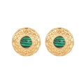 Gros plan sur les puces d'oreilles dorées en acier inoxydable avec pierre de malachite - E1483 Clous à Disque Rétro Malachite