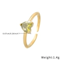 Détail de la bague coeur en zircon vert, largeur 0,67cm et poids léger de 1,4g - Style Cœur Doré Strass Vert (R756-GO-G)