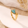 Vue macro d'une bague coeur dorée rétro avec pierre turquoise bleue et métal poli - Style Cœur Turquoise Doré (R758-GO-B)