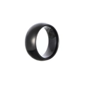 Dettaglio di un anello in tungsteno nero lucido con finitura a specchio su sfondo bianco - Stile Largo Specchio Alta Lucentezza Nero (R668-BL)