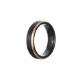 Dettaglio anello in tungsteno nero spazzolato con linea oro rosa e fascia interna lucida - Stile Spazzolato Bicolore Nero Oro (R667-BL-RG)