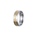 Dettaglio anello in tungsteno bicolore con incisioni celtiche dorate su fascia in argento - Stile Totem Retrò Grigio Argento Oro (R672-GO-ST)