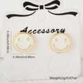 Détail des boucles d'oreilles smiley blanc avec dimensions 0.98cm et poids indiqués - Blanc