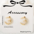 Goldene Mond und Sterne Ohrstecker mit Zirkonia-Steinen auf weißer Karte gezeigt - Mond & Sterne Design (Stil 12)