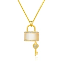 Elegante gouden slot hanger ketting met opaalsteen en hart sleutel op wit fond - Slot En Sleutel Hanger (N1942-GO-W) / Goud