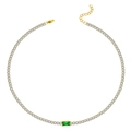Detail van gouden tennisketting met smaragdgeslepen groene steen en witte zirkonias - Rechthoekige Groene Edelsteen Stijl (N2054-GO-G)
