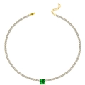 Detail van gouden tennisketting met vierkante groene steen en handige karabijnsluiting - Vierkante Groene Edelsteen Stijl (N2059-GO-G)