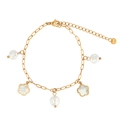 Goldenes Edelstahl-Armband mit Barockperlen und weißen Blumenanhängern im Set - Perlen und Blumen Anhänger Armband (B2129)