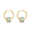 Nahaufnahme von goldenen Creolen mit hellblauen Emaille-Böse-Augen-Anhängern - Himmelblauer Würfel Evil Eye Creolen (E1111)