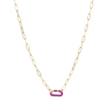 Dettaglio di una collana a catena a graffetta dorata con ciondolo a moschettone in smalto viola - Collana Decorativa in Smalto Viola (N2080-GO-P)