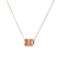 Dettaglio macro del ciondolo a cilindro in oro rosa con perle intrecciate rosa e beige - Stile Intreccio Rosa Beige Oro (N2282-RG)
