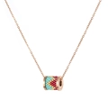 Dettaglio della collana in titanio oro rosa con pendente a cilindro in perline intrecciate - Stile Intreccio Verde Oro Rosso Profondo (N2283-RG)