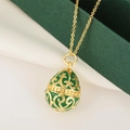 Collana con ciondolo a uovo in smalto verde con intricati motivi floreali dorati - Verde