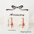 Vue détaillée de boucles d'oreilles dorées avec pierres gouttes roses et dimensions - Rouge Rose (Style 2)