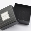 Schwarze Schmuckschachtel mit Rautenmuster, Best Wishes Etikett und weichem Samtfutter - Schwarz Rautenstruktur (Best Wishes)