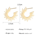Detailansicht der 2,7 cm vergoldeten PVD-Edelstahl-C-Creolen mit Sonnenstrahl-Struktur - Sonnenstrahl C-förmige Creolen (SE21011205G) / Gold
