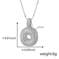 Dettaglio del pendente in argento con zirconi che mostra dimensioni di 0,81 e 0,69 pollici - O Solo Pendente (Senza Catena) (18) / Argento
