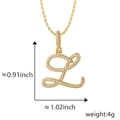 Colgante letra L cursiva en oro con circonitas pavé y medidas detalladas del collar - Colgante Solo L Dorado (Sin Cadena)