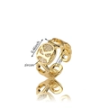 Dettaglio anello lettera K dorato con zirconi e dimensioni della fascia a catena - Oro K