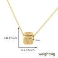 Collana a corda dorata con pendente a cubo iniziale V decorato con zirconi brillanti - Lettera V / Oro
