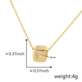 Collana dorata con ciondolo a cubo iniziale P e zirconi micro-pave su catena sottile - Lettera P / Oro