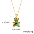 Vue détaillée du pendentif ourson plaqué or avec incrustation de zircon vert - Vert Pendentif Seul (Sans Chaîne)