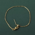 Vista macro dettagliata di una catena d'oro regolabile con punta ad ago e chiusura aragosta - Tipo di Ago Regolabile / Catena a Maglie Oro 18k