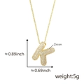 Ciondolo lettera K dorata con zirconi, 0.89x0.69 pollici su una catena sottile - Oro K