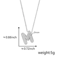 Ciondolo iniziale M in argento con intarsio in zircone su una catena a maglia fine - Lettera M Argento