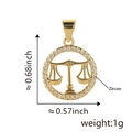 Détail du pendentif Balance plaqué or 18k avec zircons et dimensions précises - Balance