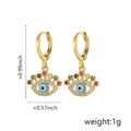 Detailansicht der Evil Eye Creolen mit bunten Zirkon-Steinen und Abmessungsangaben - Ein Paar / Hellblaues Augen-Stil (Modell C)
