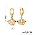 Detailansicht der Evil Eye Creolen mit bunten Kristallen und Maßangaben auf dem Bild - Ein Paar / Rosa Augen-Stil (Modell E)