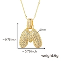 Collana con pendente a lettera M in oro e zirconi incastonati su sfondo bianco puro - M Solo Pendente (Senza Catena) (18) / Oro