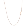 Collana minimalista in oro rosa 18 carati con pendente a forma di lettera E maiuscola - Lettera E