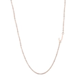 Détail d'un collier en or rose 18 carats avec un pendentif lettre J minimaliste - Lettre J