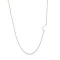 Détail du pendentif lettre L géométrique en or rose sur une fine chaîne maille forçat - Lettre L