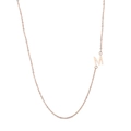 Vue détaillée du collier pendentif lettre M en or rose 18 carats avec chaîne polie - Lettre M