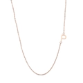 Détail d'un collier en or rose 18 carats avec un pendentif lettre P majuscule minimaliste - Lettre P