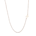 Détail du collier en or rose 18 carats avec pendentif lettre R poli sur une chaîne fine O - Lettre R