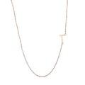 Détail du collier en or rose 18 carats avec un pendentif en forme de lettre T verticale - Lettre T