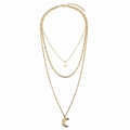 Collana a tre strati in oro con ciondoli a stella e luna testurizzata su sfondo bianco - Stile Multistrato Stella Luna (N875-Oro)
