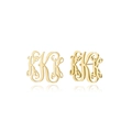Nahaufnahme der goldenen Edelstahl-Ohrstecker mit elegantem Monogramm-Schriftzug - Gold-K